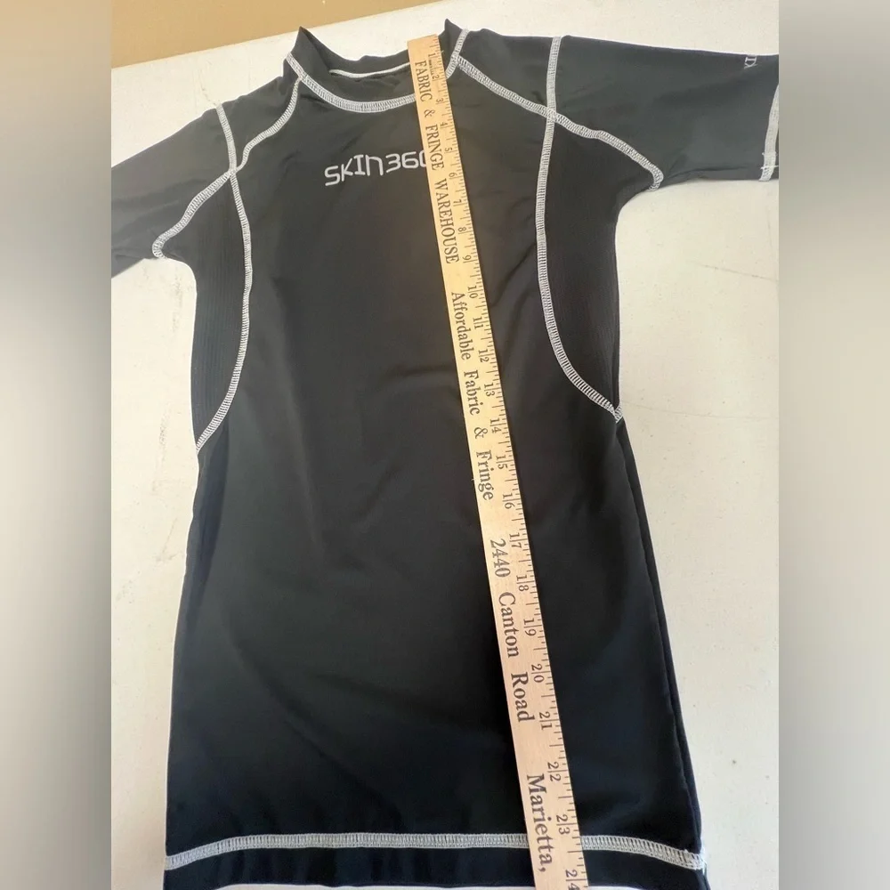 SKIN 360 BOYS BLACK SHORT SLEEVE TOP W/WHITE STITCHING. AGE 13-14. .